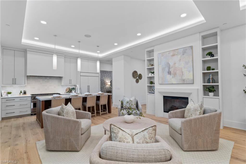 82 9th ST S # 301, NAPLES FL 34102-4