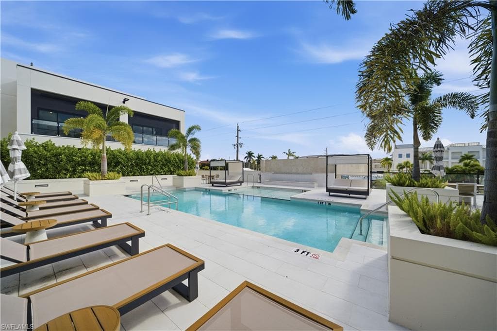 82 9th ST S # 301, NAPLES FL 34102-49