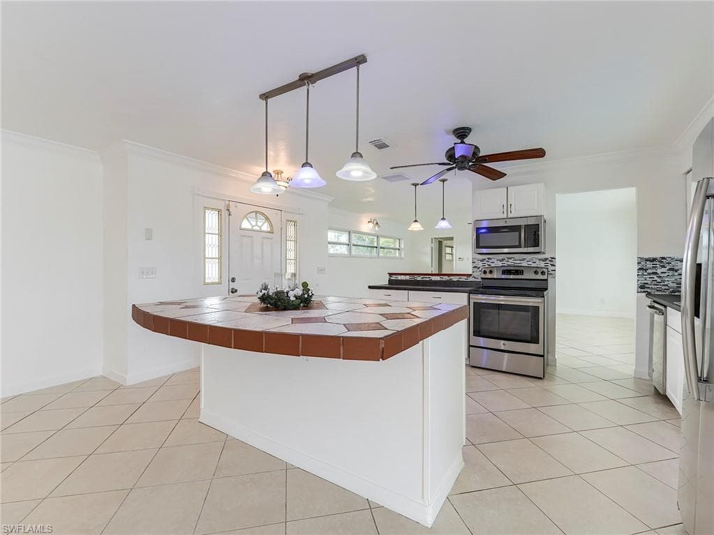 5207 Willow CT, CAPE CORAL FL 33904-26