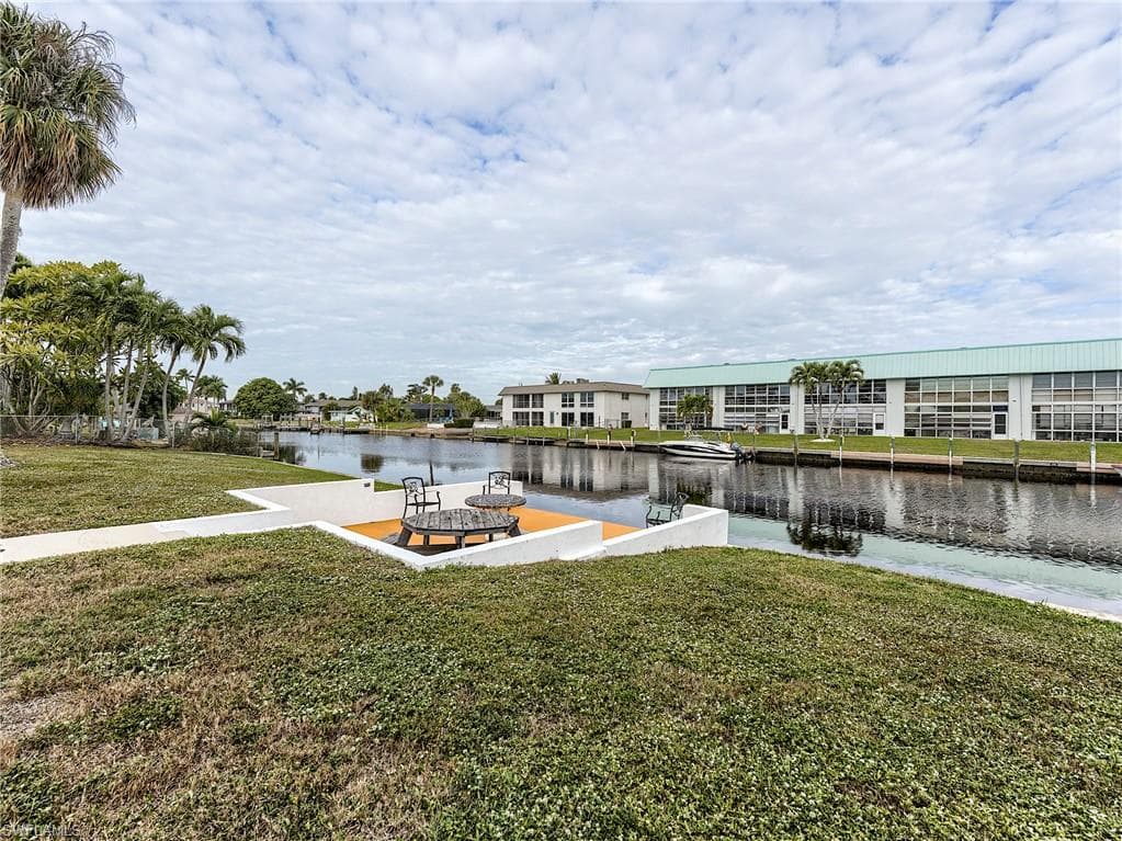 5207 Willow CT, CAPE CORAL FL 33904-2
