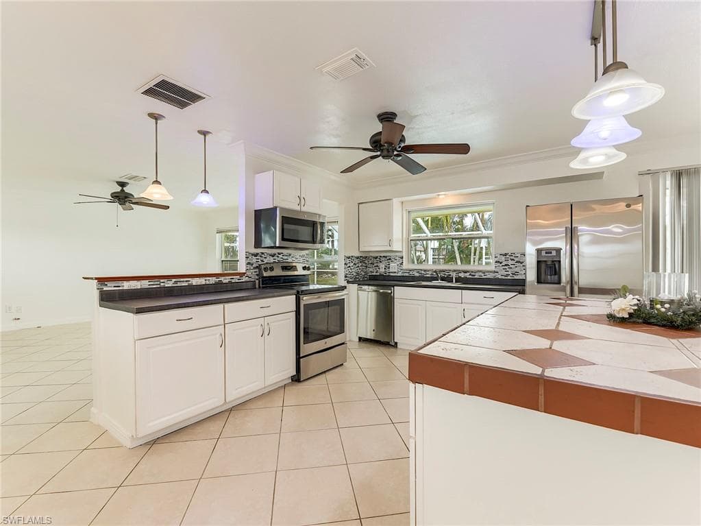 5207 Willow CT, CAPE CORAL FL 33904-23