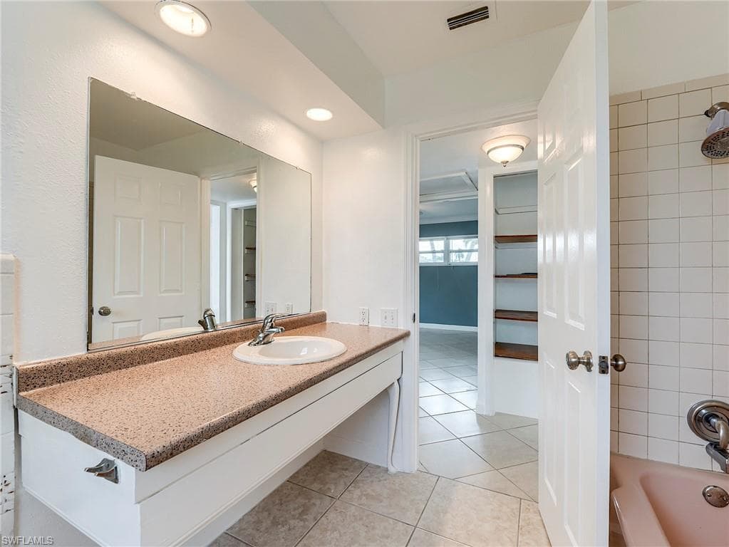 5207 Willow CT, CAPE CORAL FL 33904-37