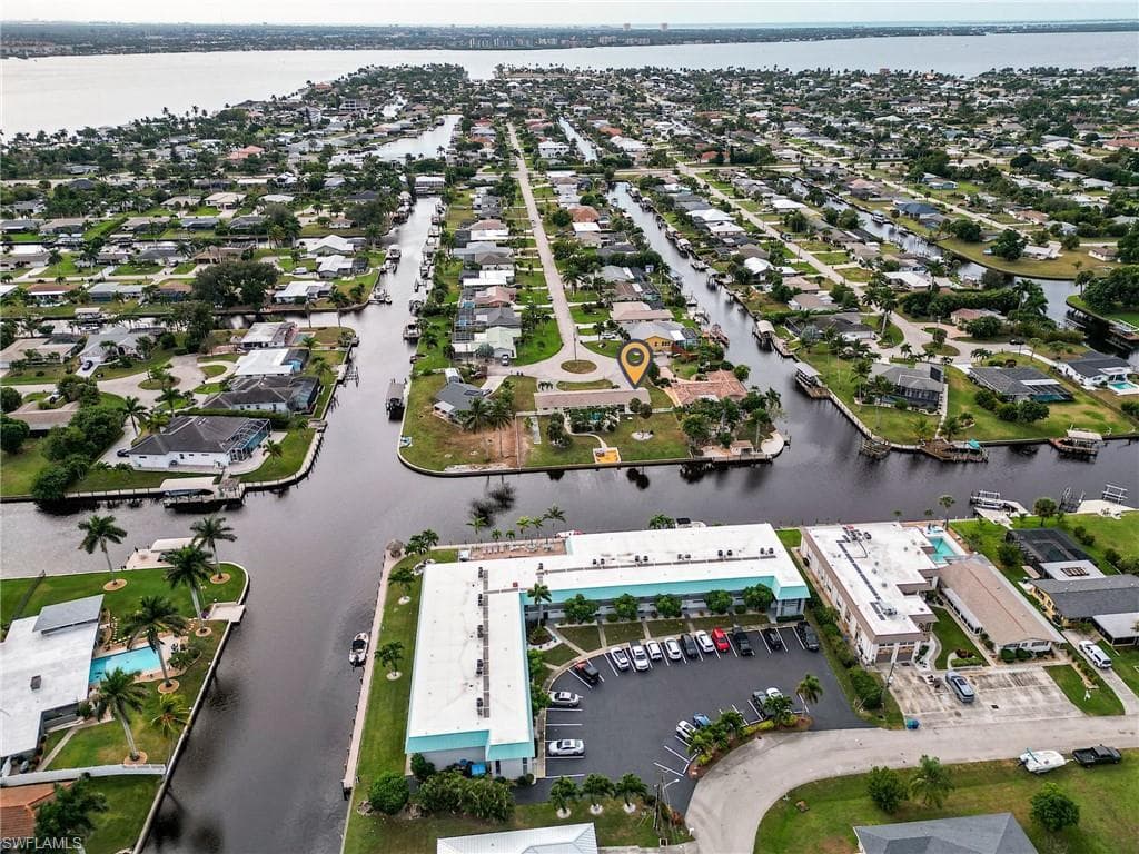 5207 Willow CT, CAPE CORAL FL 33904-17