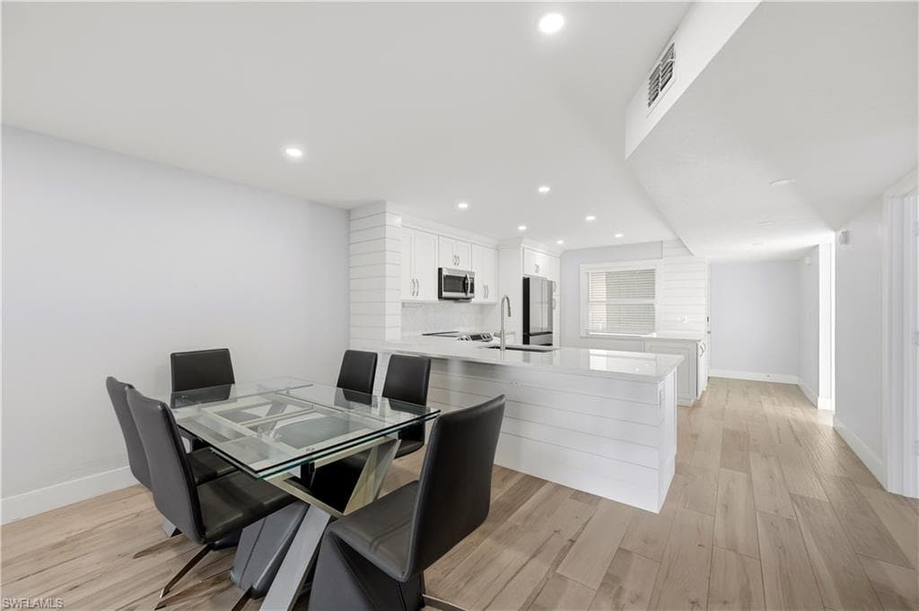 1330 Derbyshire CT # E101, NAPLES FL 34116-16