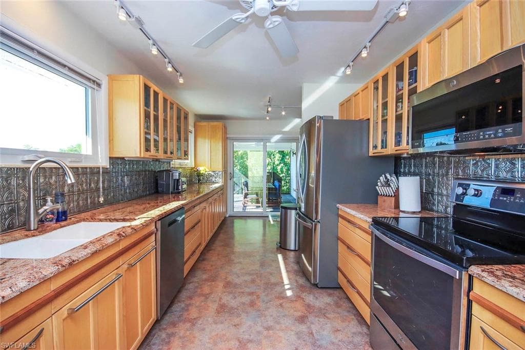 3284 Twin Lakes LN, SANIBEL FL 33957-2