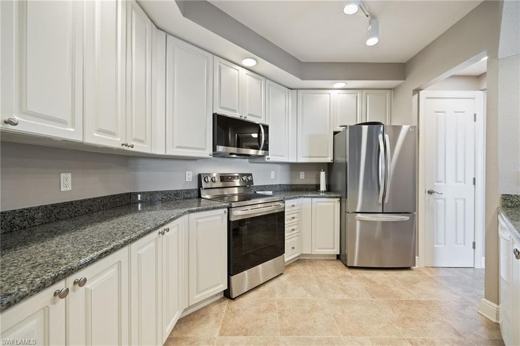 2825 Palm Beach BLVD 513-6
