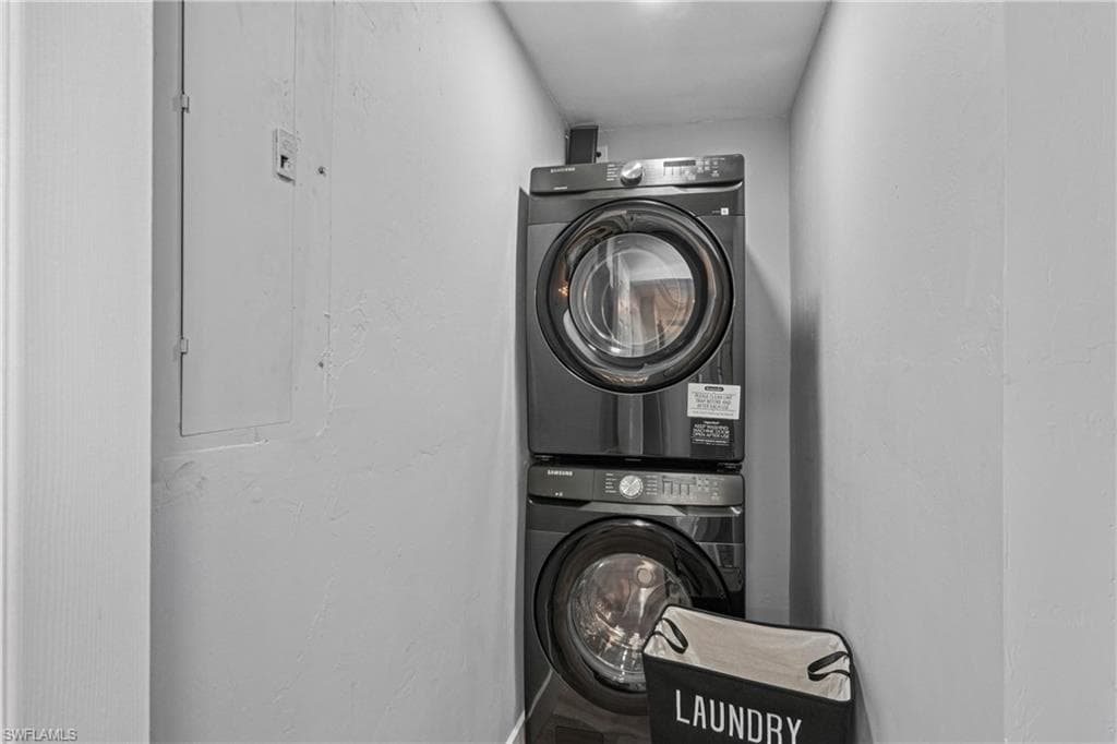 92 Oak ST, NORTH FORT MYERS FL 33903-22