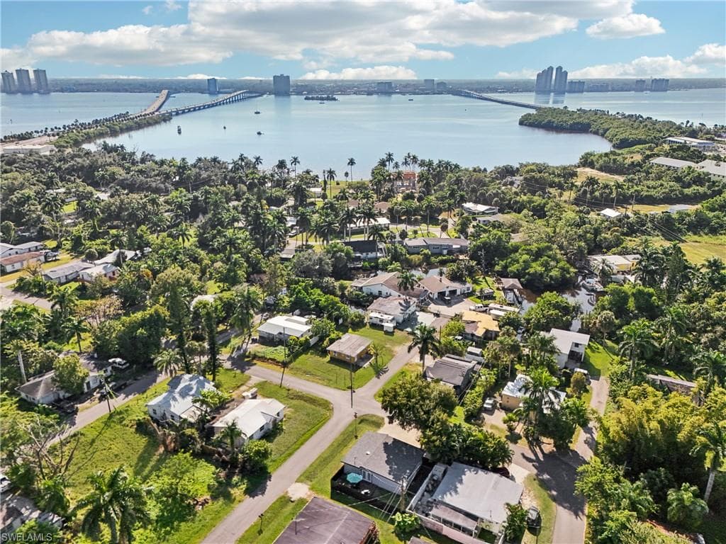 92 Oak ST, NORTH FORT MYERS FL 33903-37