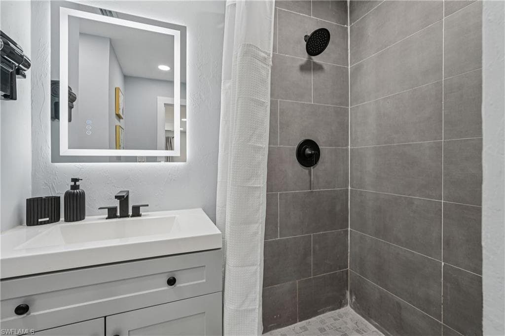 92 Oak ST, NORTH FORT MYERS FL 33903-17