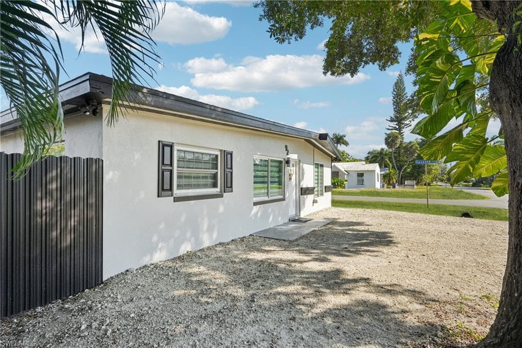 92 Oak ST, NORTH FORT MYERS FL 33903-38