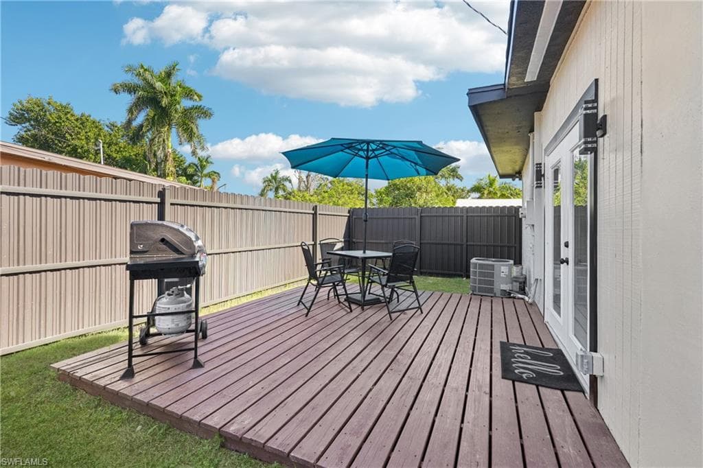 92 Oak ST, NORTH FORT MYERS FL 33903-28