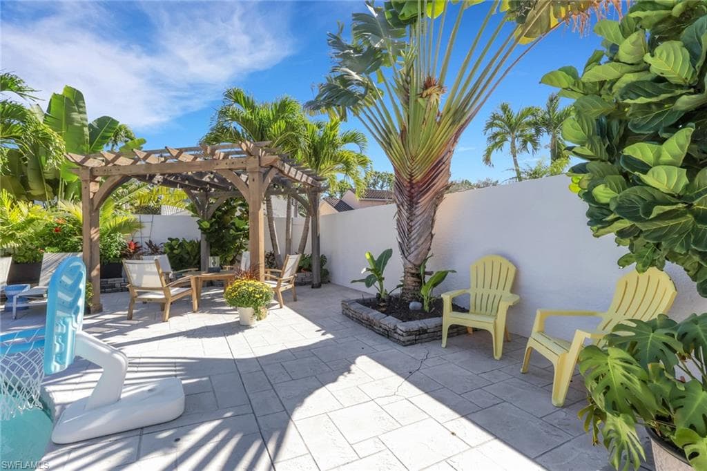 1151 Jardin DR, NAPLES FL 34104-32