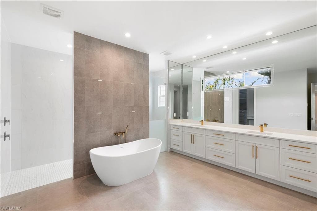 1086 Michigan AVE, NAPLES FL 34103-19