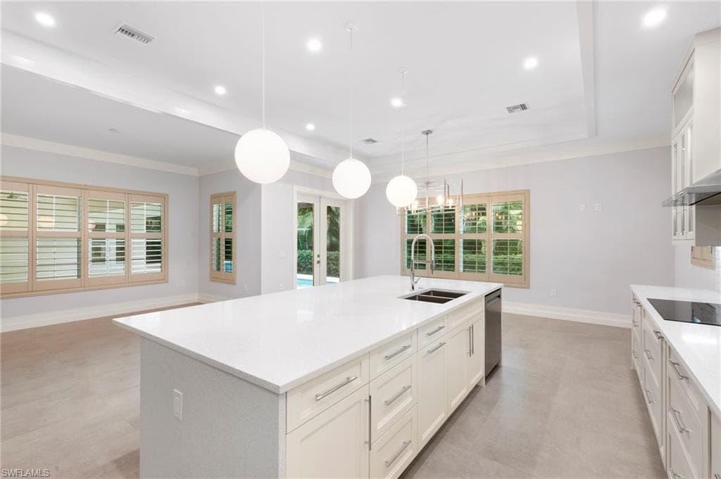 1086 Michigan AVE, NAPLES FL 34103-7