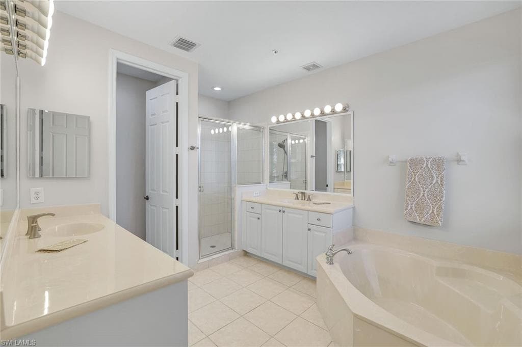 1370 Mariposa CIR # 102, NAPLES FL 34105-28