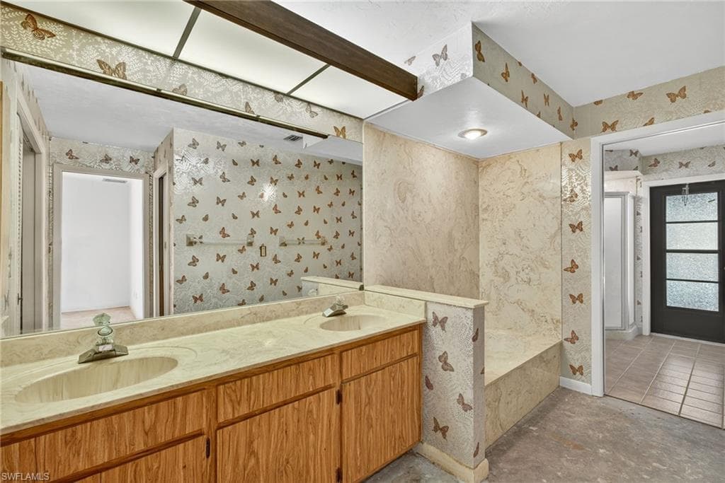 6811 Sandalwood LN, NAPLES FL 34109-21