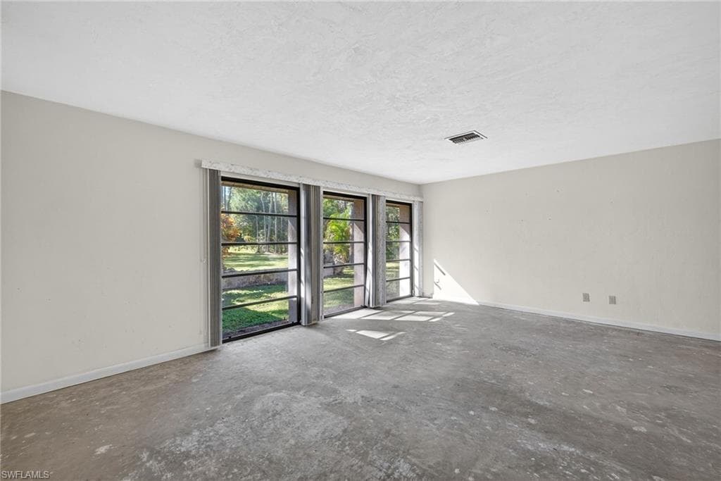 6811 Sandalwood LN, NAPLES FL 34109-6