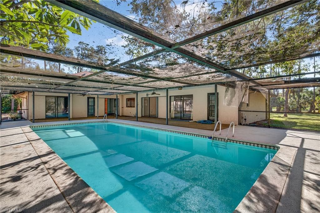 6811 Sandalwood LN, NAPLES FL 34109-35