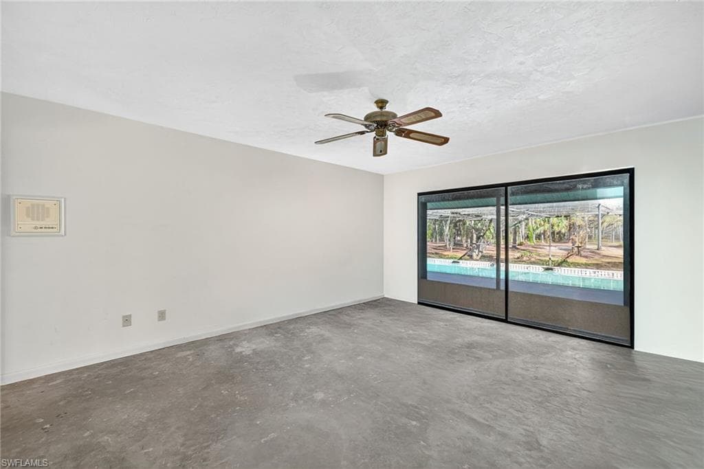 6811 Sandalwood LN, NAPLES FL 34109-19