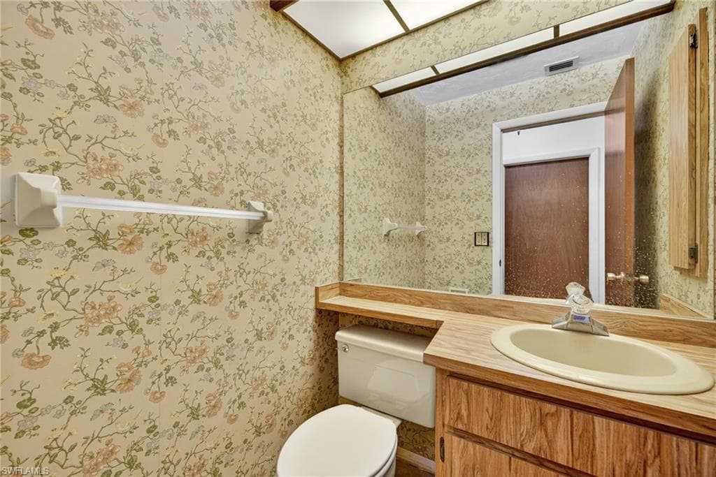 6811 Sandalwood LN, NAPLES FL 34109-32