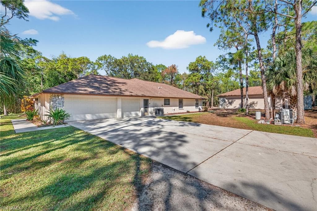 6811 Sandalwood LN, NAPLES FL 34109-36