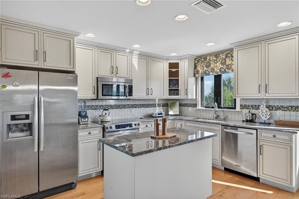 698 Spartina CT, SANIBEL FL 33957-6