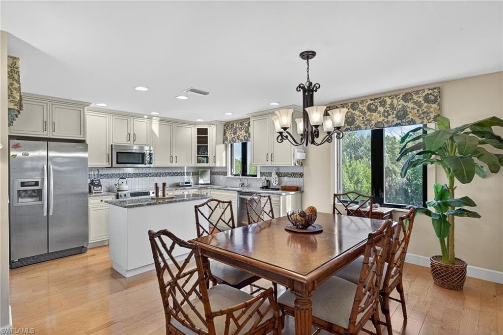 698 Spartina CT, SANIBEL FL 33957-9