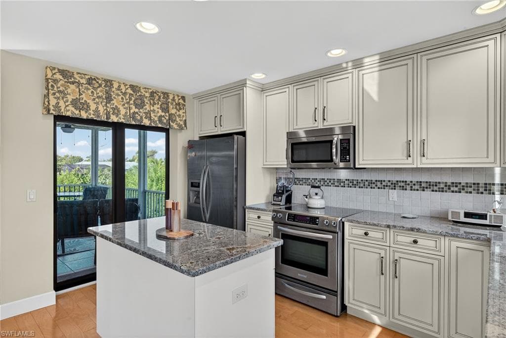 698 Spartina CT, SANIBEL FL 33957-7