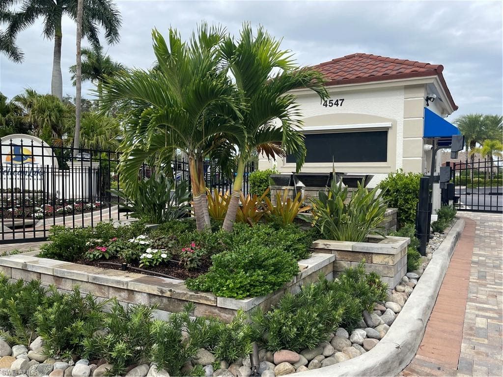 4662 Southern Breeze DR, NAPLES FL 34114-29
