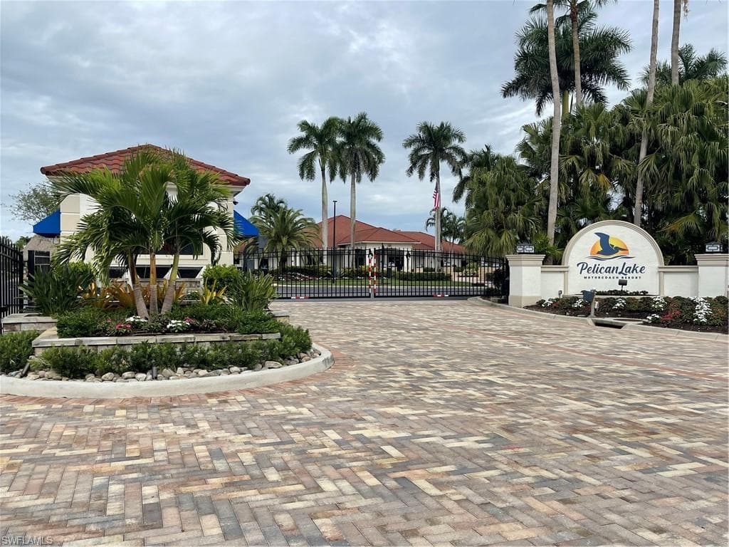 4662 Southern Breeze DR, NAPLES FL 34114-28