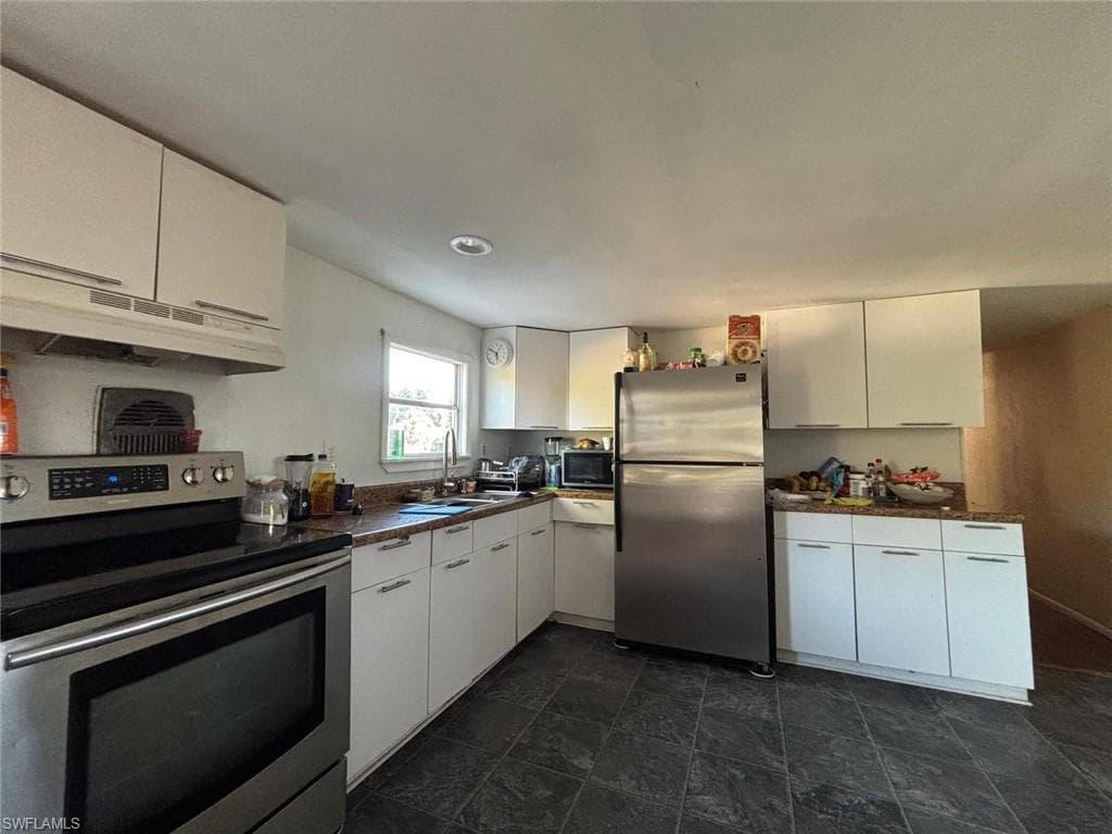 8106 Penny DR, NORTH FORT MYERS FL 33917-2