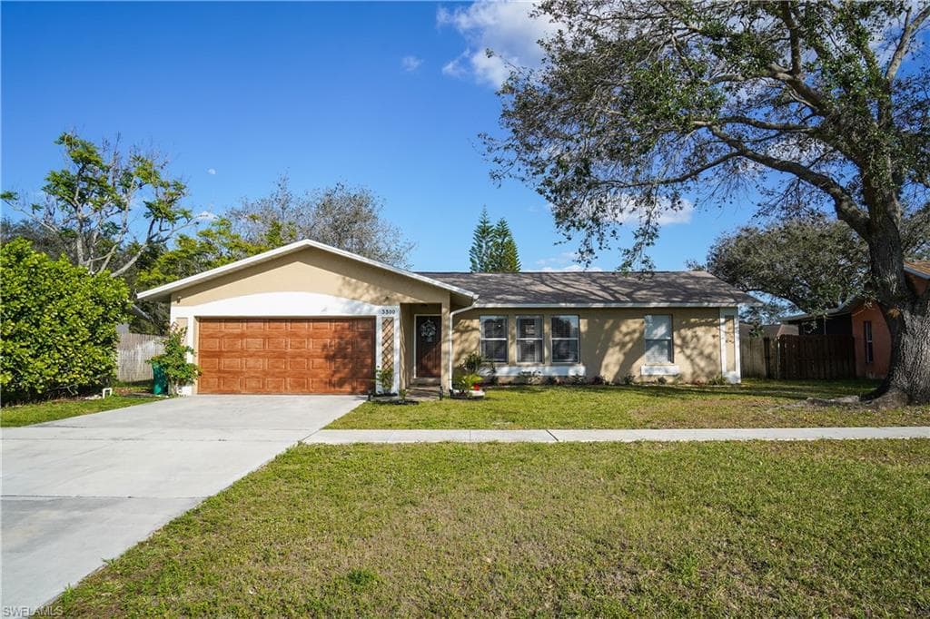 3300 Valencia DR, NAPLES FL 34120-1