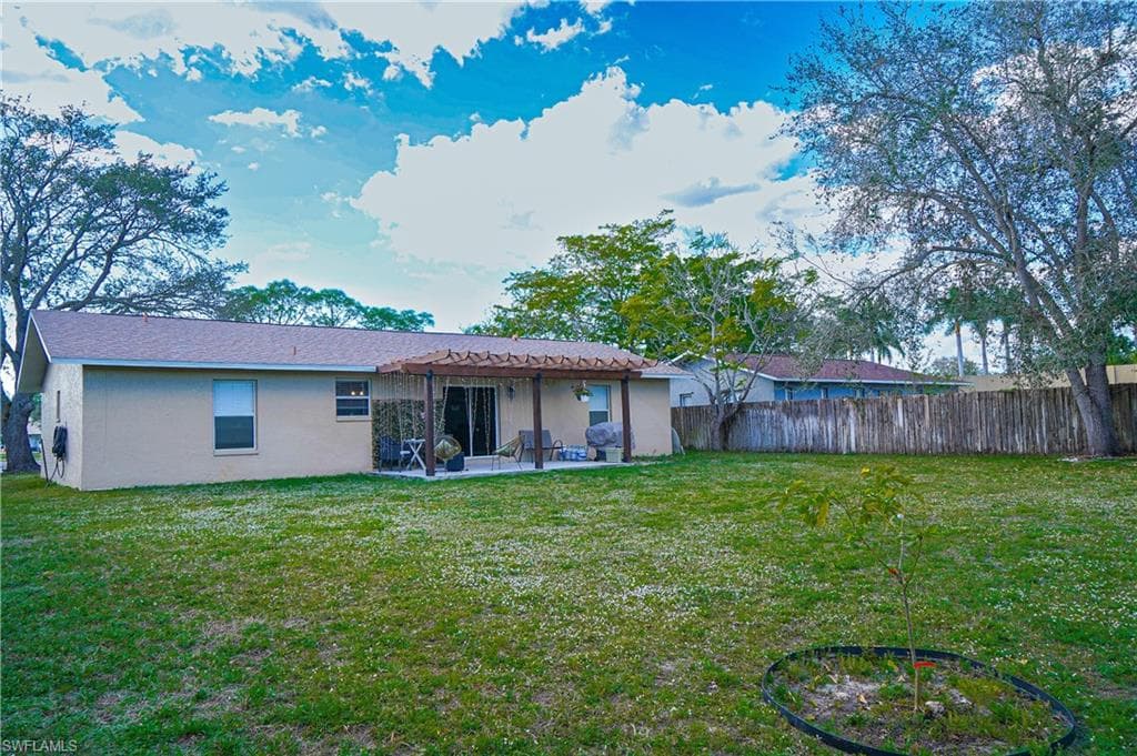 3300 Valencia DR, NAPLES FL 34120-21