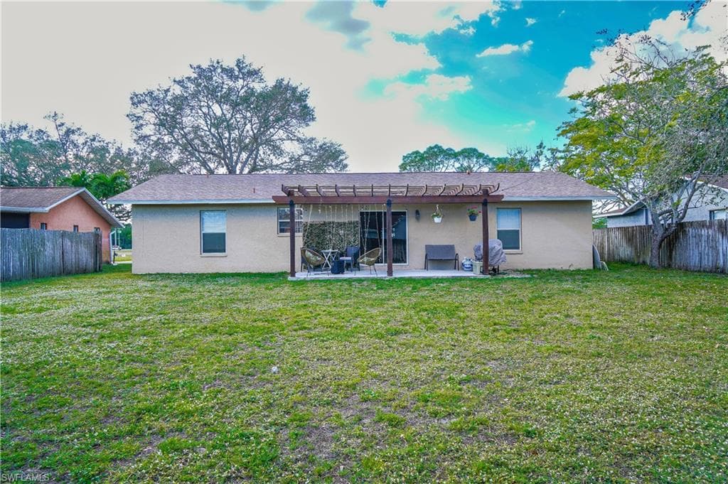 3300 Valencia DR, NAPLES FL 34120-23