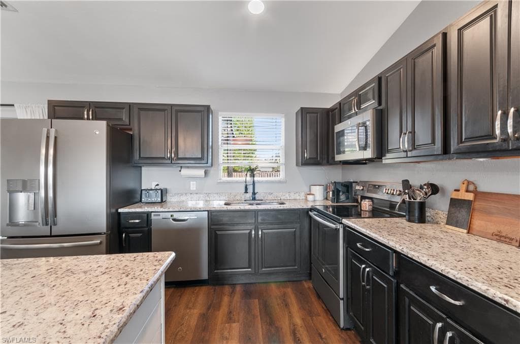 3300 Valencia DR, NAPLES FL 34120-9