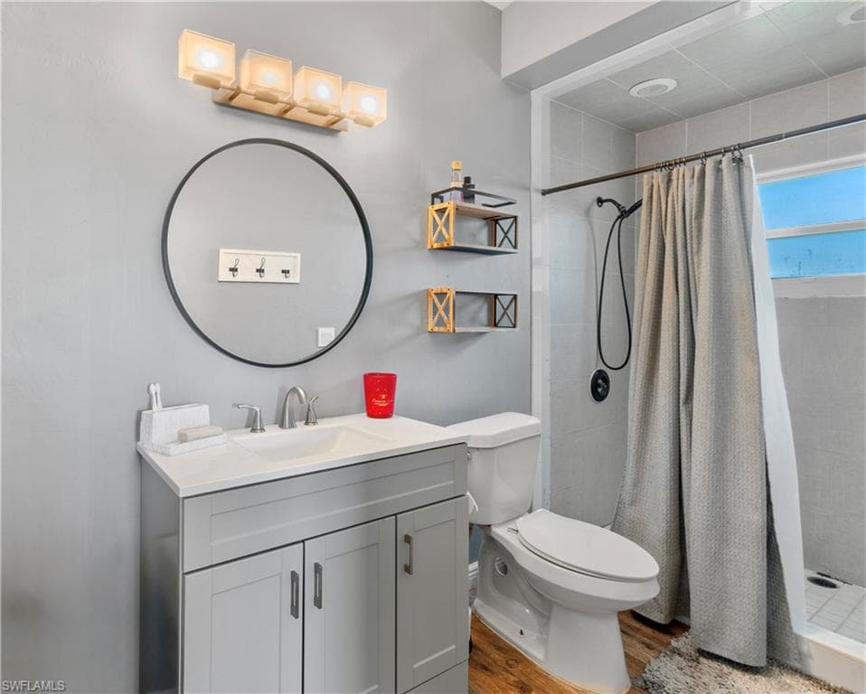 3300 Valencia DR, NAPLES FL 34120-14