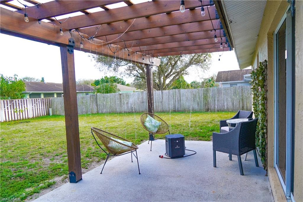 3300 Valencia DR, NAPLES FL 34120-24