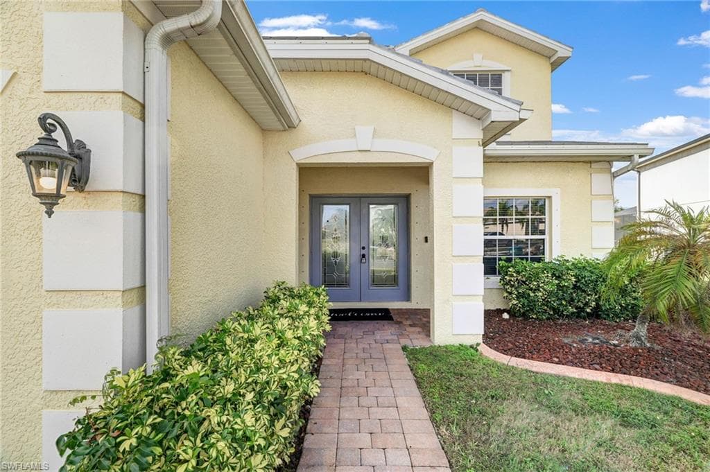 2201 Cape Heather CIR, CAPE CORAL FL 33991-1