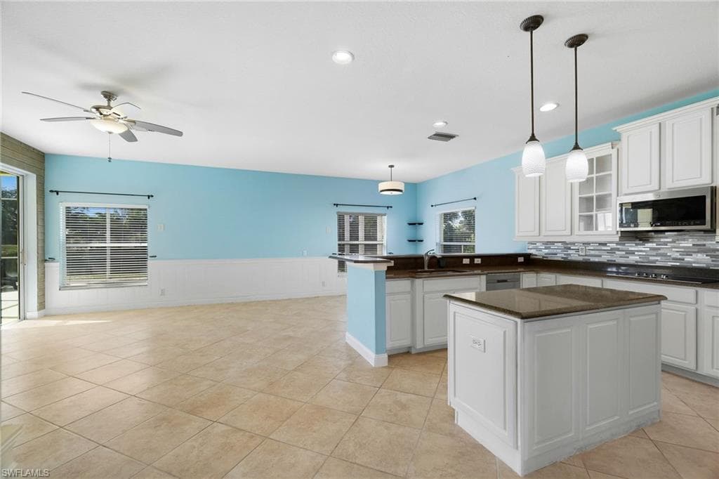 2201 Cape Heather CIR, CAPE CORAL FL 33991-8