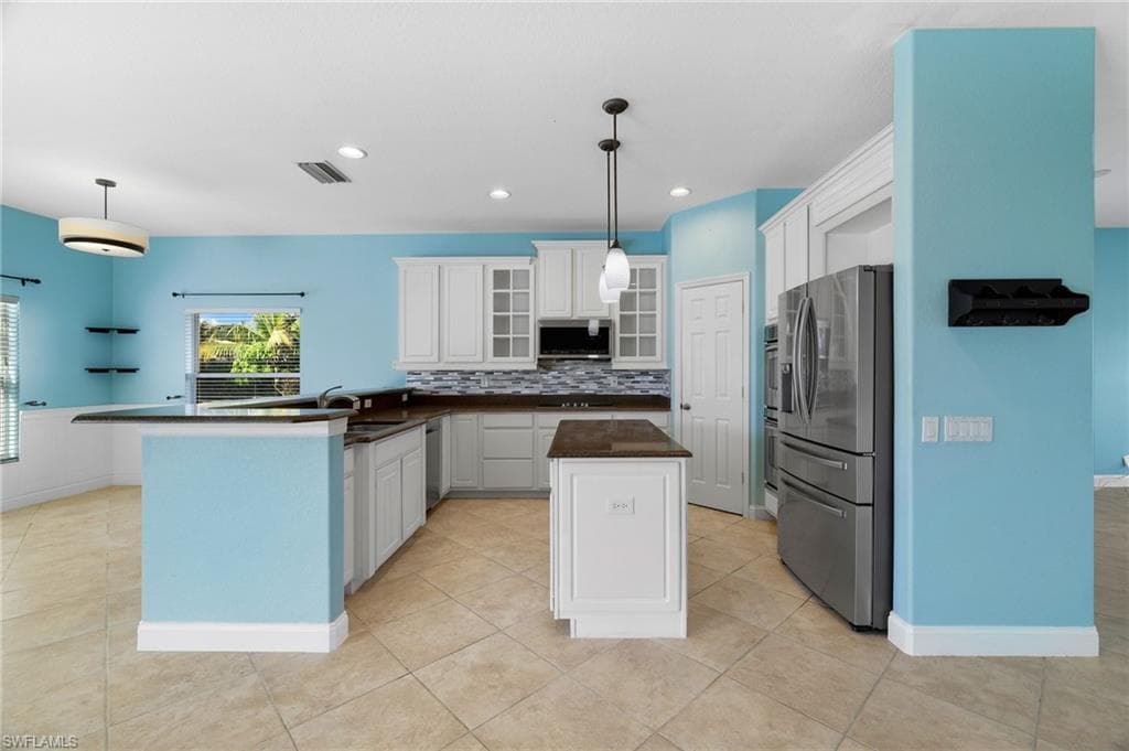 2201 Cape Heather CIR, CAPE CORAL FL 33991-9