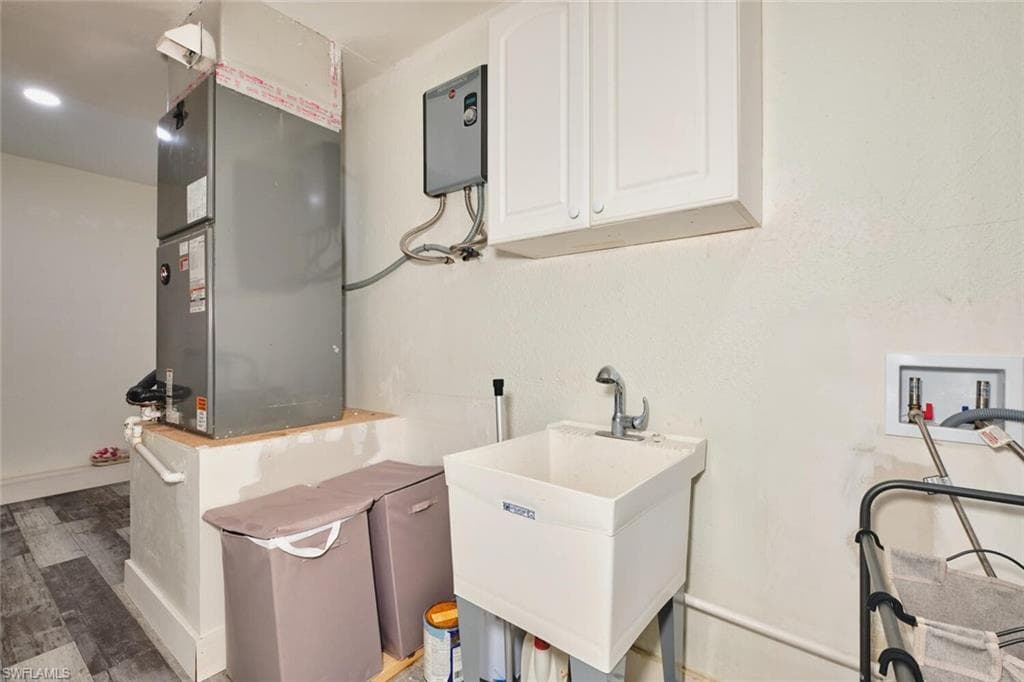 6451 Adelphi CIR, FORT MYERS FL 33919-18