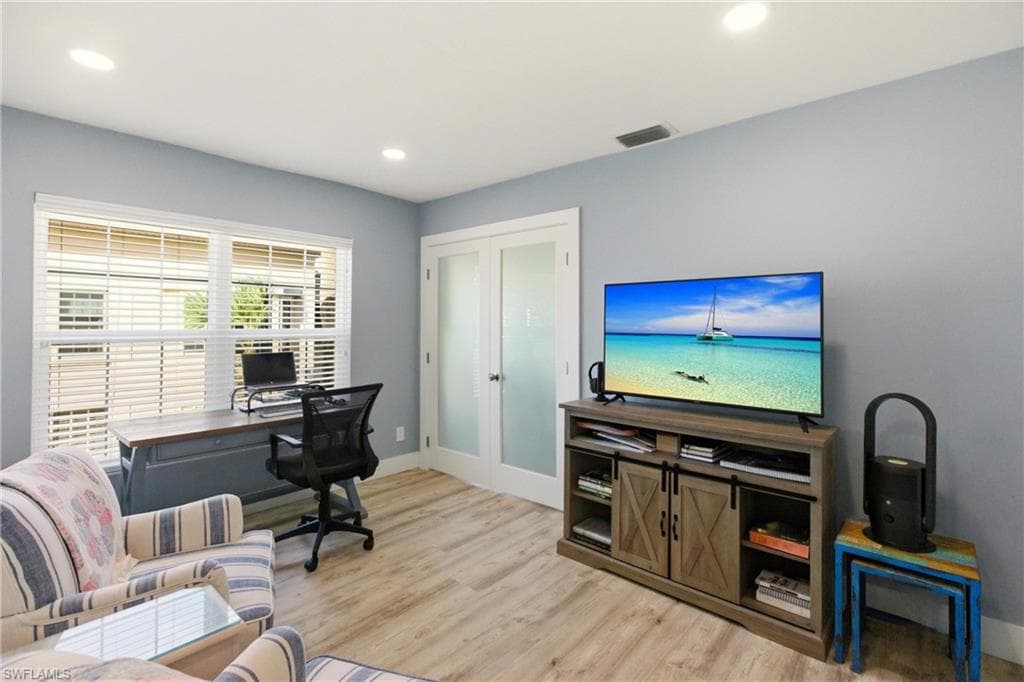 688 Wiggins Lake DR # 201, NAPLES FL 34110-19