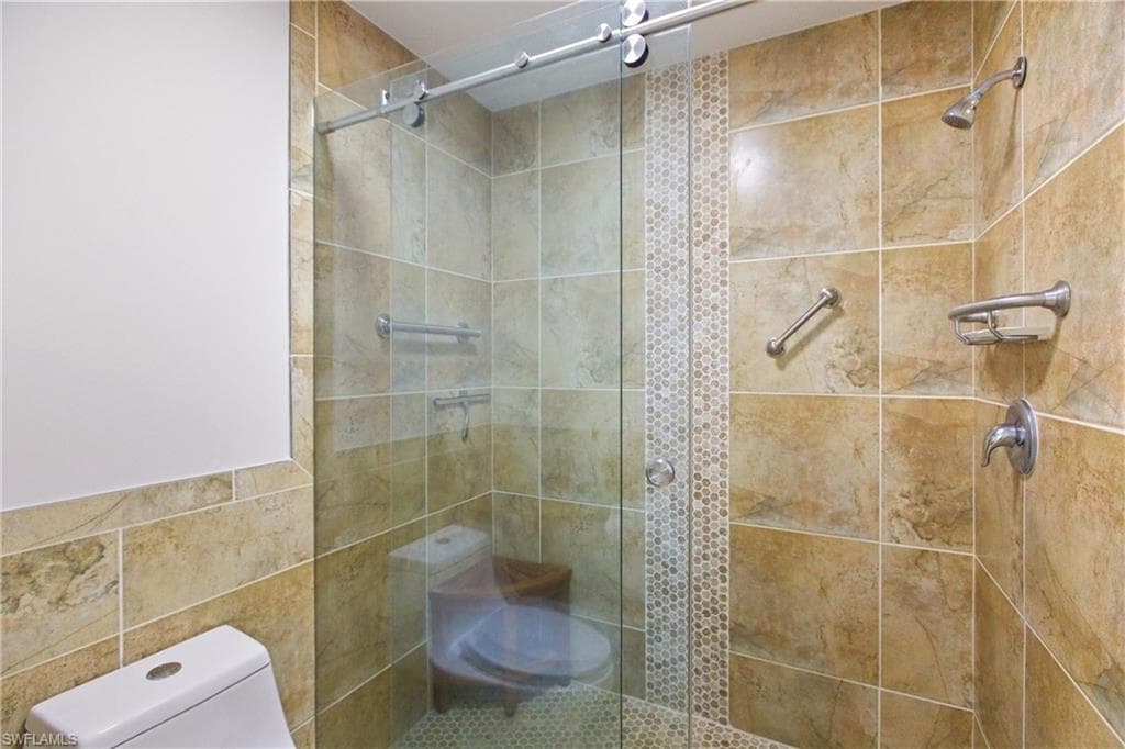 688 Wiggins Lake DR # 201, NAPLES FL 34110-29