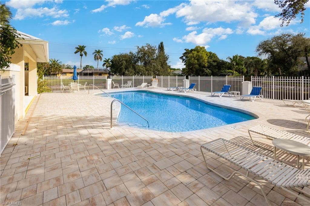 1240 Shady Rest LN # 104, NAPLES FL 34103-2