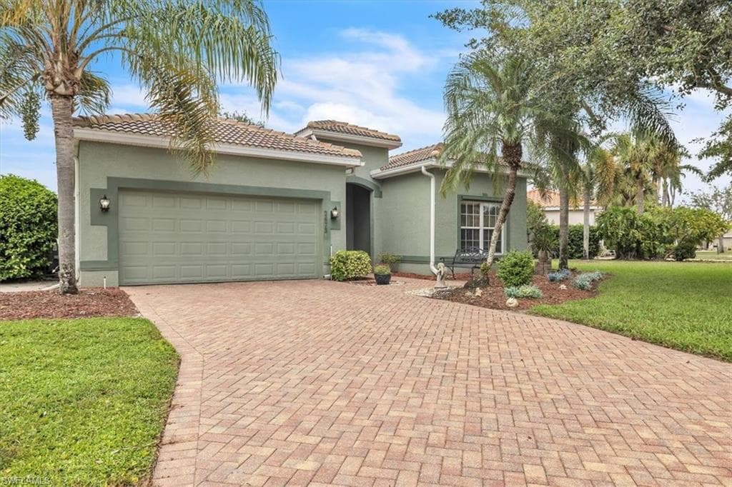 2673 Fishtail Palm CT, NAPLES FL 34120-1