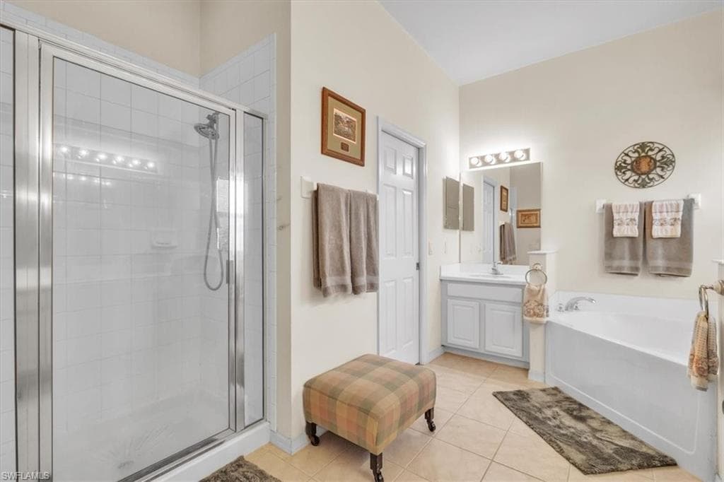 2673 Fishtail Palm CT, NAPLES FL 34120-19