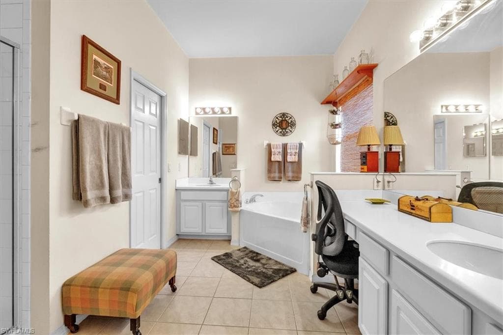 2673 Fishtail Palm CT, NAPLES FL 34120-18