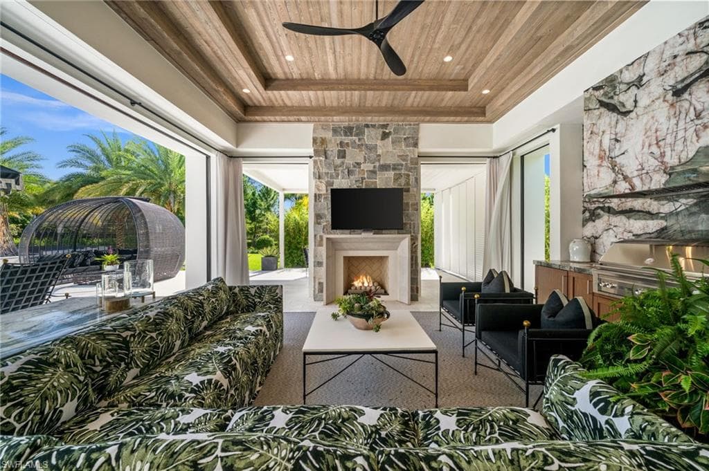 142 Eugenia DR-25