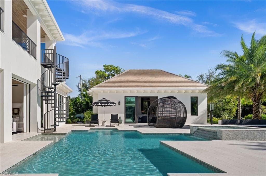 142 Eugenia DR-19