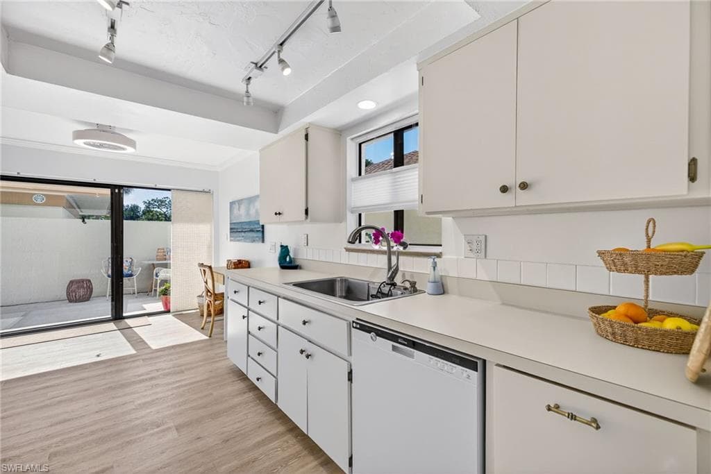 521 Lake Louise CT # 103, NAPLES FL 34110-11